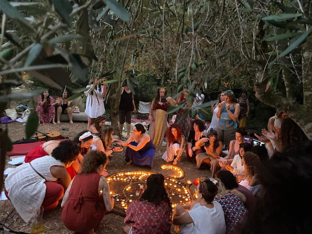 מעגל נשים עם נרות בטבע